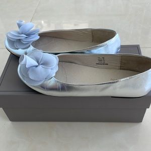Pazitos Big Girls Silver Silk Flower Slip On Dress Flats-Size 36 (US Size 4)